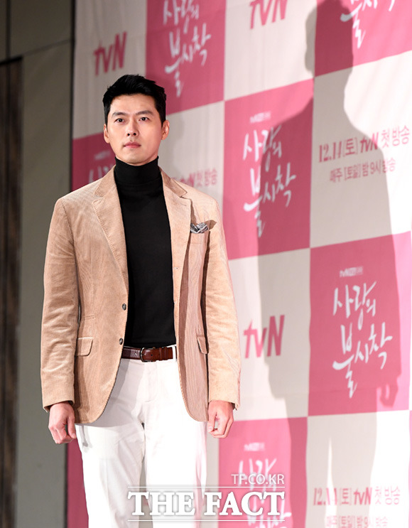 배우 현빈이 9일 오후 서울 종로구 포시즌스 호텔에서 열린 tvN 드라마 사랑의 불시착 제작발표회에 참석해 취재진을 향해 포즈를 취하고 있다. /임세준 기자