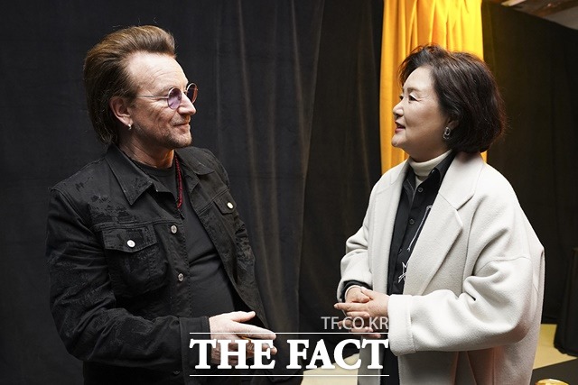 김정숙 여사는 8일 고척스카이돔에서 U2의 리더 보노를 만났다. 김 여사와 보고가 공연 전 대화를 나누는 모습. /청와대 제공