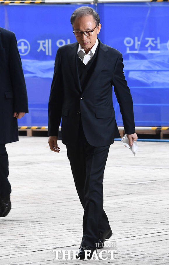 다스 자금 횡령과 뇌물수수 의혹을 받고 있는 이명박 전 대통령이 9일 오후 서울 서초구 서울고등법원에서 열린 항소심 37차 공판에 출석하고 있다. /이동률 기자