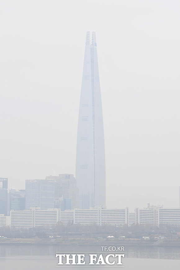 중국발 스모그의 유입과 대기 정체로 대부분의 중부지역의 미세먼지 농도가 나쁨 수준을 보인 9일 서울 뚝섬 한강공원에서 바라본 월드타워가 뿌옇게 보이고 있다. /남용희 기자