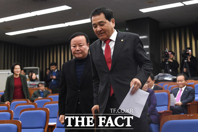 의원총회 참석하는 심재철 자유한국당 원내대표와 김재원 정책위의장