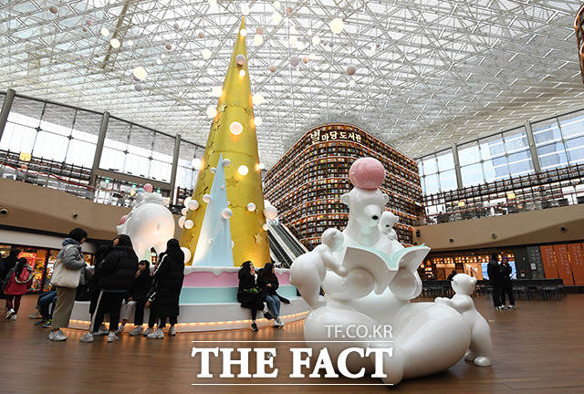 9일 오전 크리스마스 시즌을 맞아 서울 강남구 스타필드 코엑스몰 별마당 도서관에 높이 11m의 대형 골드 트리와 북극곰 가족 조형물로 꾸며진 꿈의 여정이 설치된 가운데 시민들이 즐거운 시간을 보내고 있다. /남용희 기자