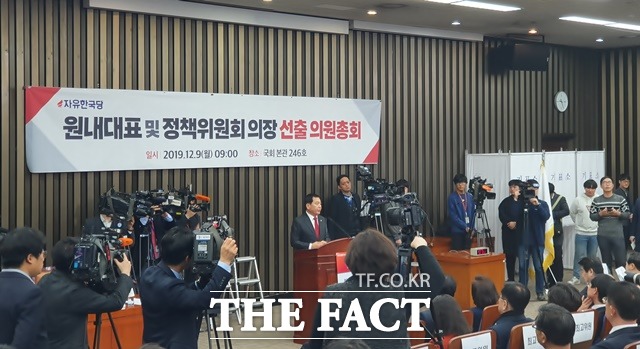 자유한국당의 새 원내대표 선출을 위한 경선이 9일 오전 국회에서 열리고 있 가운데 심재철 후보가 정견발표를 하고 있다. /국회=허주열 기자