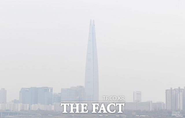 중국발 스모그 유입과 대기 정체로 대부분의 중부지역의 미세먼지 농도가 나쁨 수준을 보인 9일 서울 뚝섬 한강공원에서 바라본 월드타워가 뿌옇게 보이고 있다. /남용희 기자