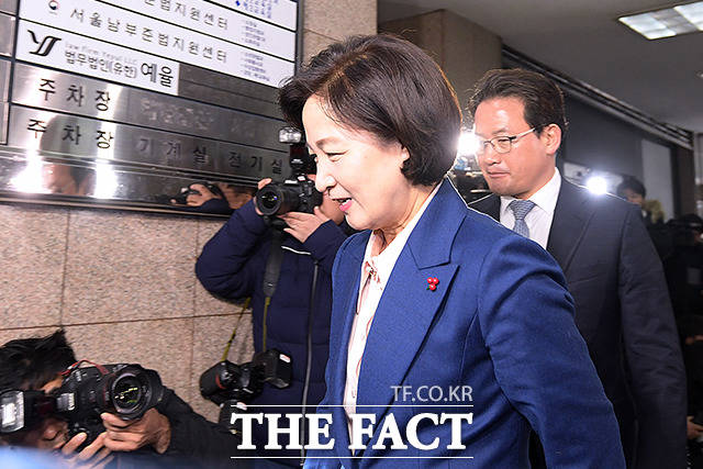 추미애 법무부 장관 후보자가 9일 오전 인사청문회 준비단 사무실이 마련된 서울 양천구 양천빌딩으로 출근하고 있다. /이선화 기자