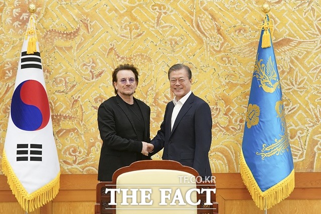 문재인 대통령은 9일 청와대에서 록밴드 결성 43년 만에 한국을 처음으로 찾은 U2의 리더이자 인권운동가인 보노(Bono)를 만났다. 문 대통령은 보노에게 공연 도중 남북의 평화와 통일을 바라는 메시지에 감사하다라고 말했다. /청와대 제공