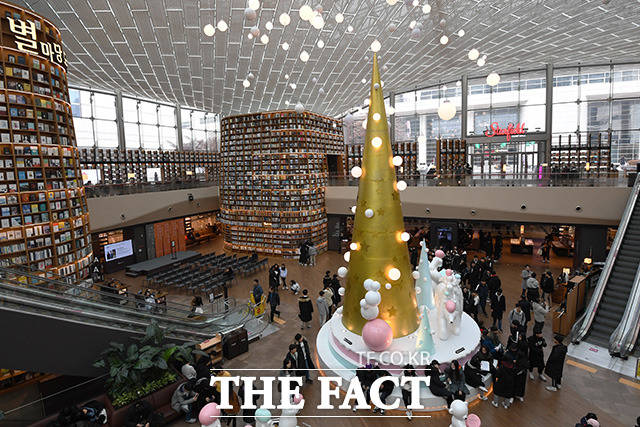 9일 오전 크리스마스 시즌을 맞아 서울 강남구 스타필드 코엑스몰 별마당 도서관에 높이 11m의 대형 골드 트리와 북극곰 가족 조형물로 꾸며진 꿈의 여정이 설치된 가운데 시민들이 즐거운 시간을 보내고 있다. /남용희 기자