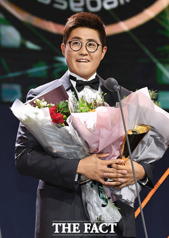 2019 신한은행 MY CAR KBO 골든글러브 시상식이 9일 오후 서울 강남구 코엑스 오디토리움에서 진행된 가운데 LG 채은성이 페어플레이상을 수상한 뒤 소감을 밝히고 있다. / 배정한 기자