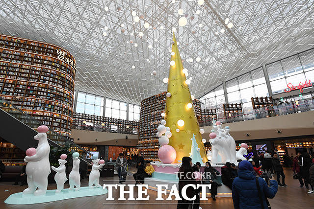 9일 오전 크리스마스 시즌을 맞아 서울 강남구 스타필드 코엑스몰 별마당 도서관에 높이 11m의 대형 골드 트리와 북극곰 가족 조형물로 꾸며진 꿈의 여정이 설치된 가운데 시민들이 시간을 보내고 있다. /남용희 기자