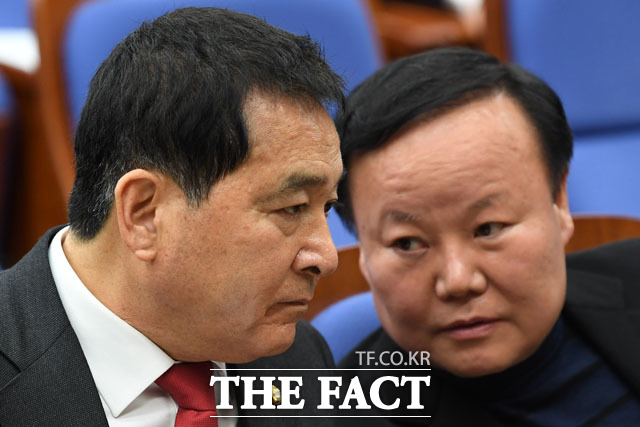 대화 나누는 심재철-김재원