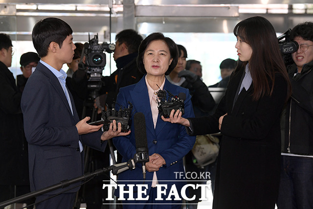 추미애 법무부 장관 후보자가 9일 오전 인사청문회 준비단 사무실이 마련된 서울 양천구 양천빌딩으로 출근해 취재진의 질문에 답하고 있다. /이선화 기자