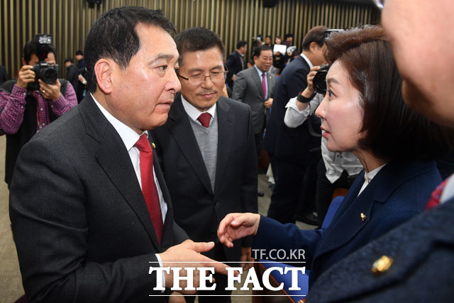 신임 원내대표로 선출된 심재철 자유한국당 의원(왼쪽)과 황교안 대표(가운데), 나경원 전 원내대표가 9일 오전 서울 여의도 국회에서 열린 원내대표 선출 의원총회를 마치고 대화하고 있다./국회=남윤호 기자