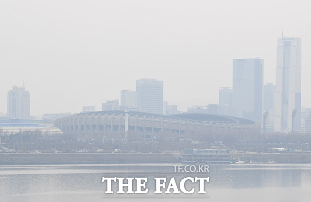중국발 스모그의 유입과 대기 정체로 대부분의 중부지역의 미세먼지 농도가 나쁨 수준을 보인 9일 서울 뚝섬 한강공원에서 바라본 올림픽 경기장이 뿌옇게 보이고 있다. /남용희 기자