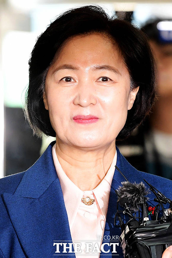 추미애 법무부 장관 후보자가 9일 오전 인사청문회 준비단 사무실이 마련된 서울 양천구 양천빌딩으로 출근해 취재진의 질문을 듣고 있다. /이선화 기자