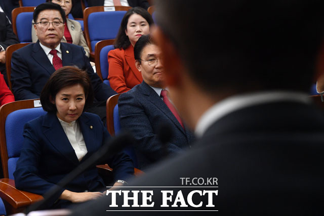 나경원 자유한국당 원내대표가 9일 오전 서울 여의도 국회에서 열린 자유한국당 원내대표 선출 의원총회에서 황교안 대표의 발언에 목례를 하고 있다./국회=남윤호 기자