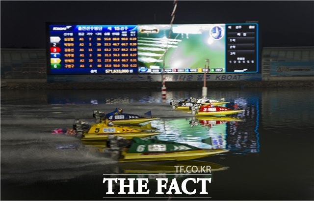 경정의 최고 빅 매치는 12월에 펼쳐지는 그랑프리(프랑스어: Grand Prix) 대상 경주다. 숨 가쁘게 달려온 2019년 경정도 어느덧 최종 종착지를 향해 달려가고 있다. 사진은 지난해 그랑프리 경주 장면./경륜경정총괄본부 제공