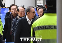 [TF포토] 지지자들에게 인사하는 이명박 전 대통령