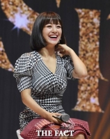  트와이스 지효, 팬들에 걸려 넘어져 부상..JYP '질서 좀'