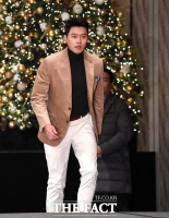 [TF포토] 현빈, '조각 미남의 입장'