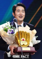 [TF포토] 사랑의 골든글러브상 수상한 SK 박종훈