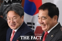 [TF포토] 강기정-심재철, '화기애애'