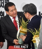  심재철 찾은 강기정 '여야 대화 복원에 文대통령 기대'