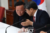 [TF포토] 김재원-강기정, '밀착 대화'