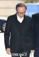 [TF포토] 고개 숙인채 법원 향하는 이명박 전 대통령