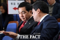 [TF포토] 대화 나누는 심재철-김선동