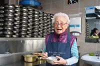  'LG 의인상' 95세 정희일 할머니…33년 동안 무료급식봉사