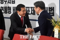 [TF포토] 심재철 원내대표에게 청와대 ‘난’ 전달하는 강기정
