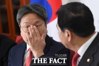 [TF포토] 대화 나누는 강기정-심재철