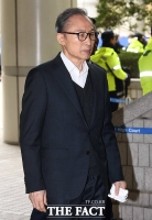 [TF포토] 법원 출석하는 이명박 전 대통령