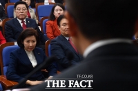 [TF포토] 나경원-황교안, '조금 어색(?)한 사이'