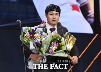 [TF포토] 개인 통산 6번째 골든글러브 수상한 SK, 최정