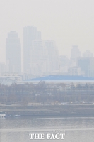 [TF포토] '파란 하늘은 어디로...?'