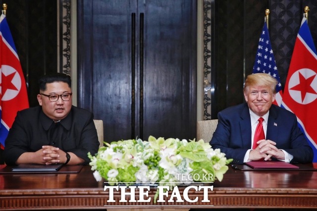 미11일 유엔 안보리에서 북한 미사일 발사 관련 논의가 이뤄진다. 김정은 북한 국무위원장(왼쪽)과 도널드 트럼프 미국 대통령이 싱가포르 북미정상회담 공동합의문 서명식 당시. /싱가포르 통신정보부