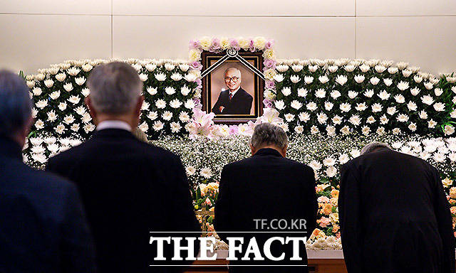 한국경영자총협회와 전국경제인연합회 등 국내 주요 경제 단체가 김우중 전 대우그룹 회장 별세 소식에 깊은 애도를 표했다. 사진은 10일 경기도 수원시 아주대학교병원 장례식장에 마련된 김우중 전 회장 빈소를 찾은 조문객들이 조문을 하는 모습. /이효균 기자