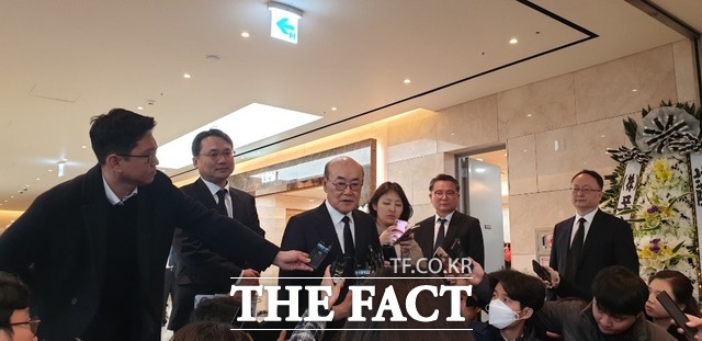 김태구(왼쪽에서 세 번째) 대우자동차 전 사장은 10일 고인의 마지막과 관련해 마지막으로 봤을 때 저를 잘 못 알아보긴 했으나 아주 밝은 표정으로 맞아주셨다고 말했다. /수원=윤정원 기자