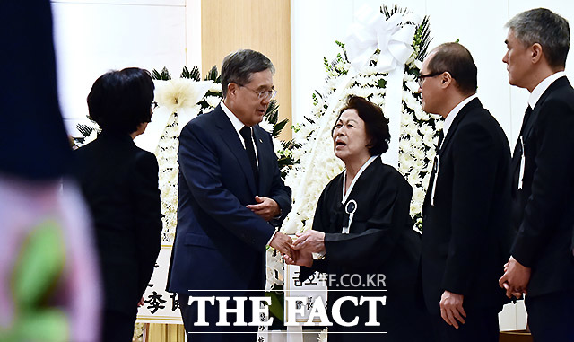 10일 경기도 수원시 영통구 월드컵로 아주대학교병원 장례식장에 고 김우중 전 대우그룹 회장의 빈소가 꾸려진 가운데 방상훈 조선일보 사장이 유족과 대화를 나누고 있다. /이효균 기자