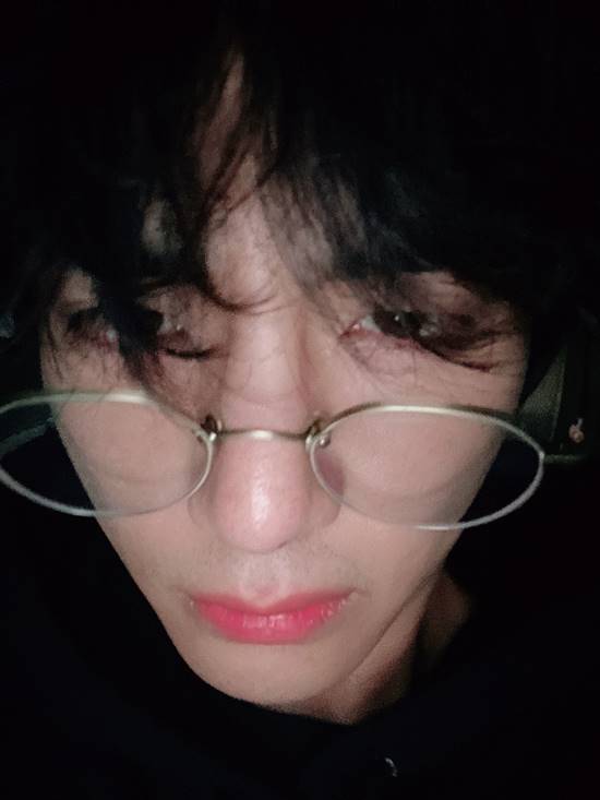 뷔가 위버스를 통해 팬들에게 안부를 물었다. /위버스 캡처