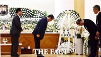 [TF포토] 고 김우중 회장 조문하는 조원진-주호영