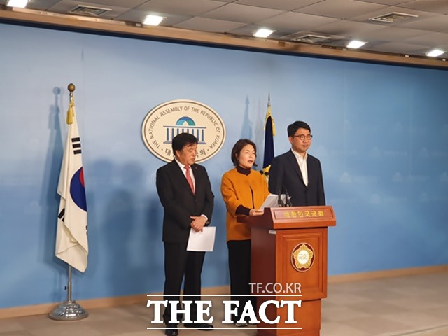 전희경 자유한국당 대변인이 11일 오전 국회 정론관에서 국민의 기준에 맞는 공천 부적격 기준을 대폭 강화한다는 내용을 골자로 한 공천안을 발표하고 있다. /국회=허주열 기자