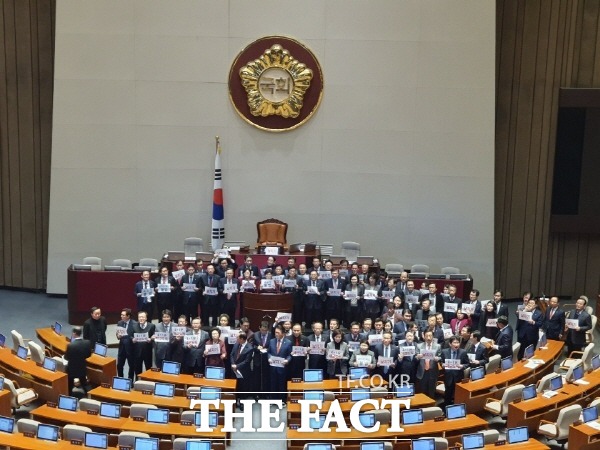 지난 10일 2020년도 예산안이 4+1 협의체 수정안으로 통과된 가운데 이 원내대표는 한국당이 날치기라고 한 말은 명백이 잘못된 주장이라고 비판했다. 예산안 통과 후 한국당 의원들이 항의하는 모습. /박숙현 기자