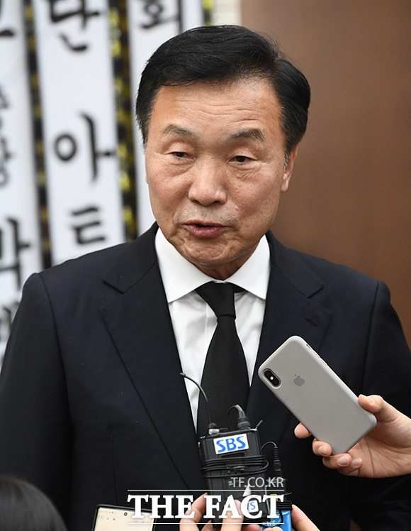 손학규 바른미래당 대표가 11일 오후 경기도 수원시 아주대학교병원 장례식장에 마련된 고 김우중 전 대우그룹 회장의 빈소를 찾아 조문을 마친 뒤, 취재진의 질문에 답하고 있다. /수원=이동률 기자