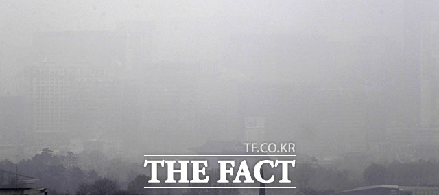 고농도 미세먼지 비상저감조치가 시행된 11일 오전 서울 종로구 부암동에서 바라본 도심일대가 뿌옇게 보이고 있다. /이동률 기자