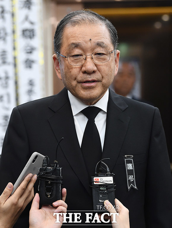추호석 전 대우중공업 사장이 11일 오후 경기도 수원시 아주대학교병원 장례식장에 마련된 고 김우중 전 대우그룹 회장의 빈소를 찾아 조문을 마친 뒤, 취재진의 질문에 답하고 있다. /수원=이동률 기자