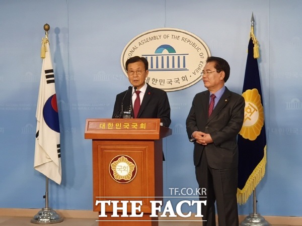원혜영 의원이 11일 총선 불출마 선언을 하고 있다. /박숙현 기자