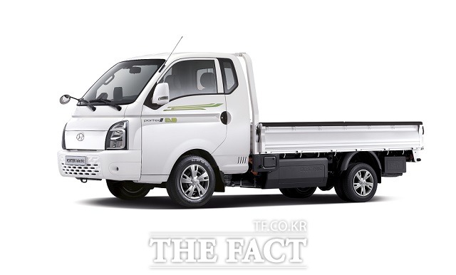 국내 최초 소형 트럭 전기차 모델인 포터II 일렉트릭은 완충 시 211km를 주행할 수 있다. /현대차 제공