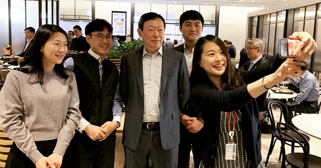 롯데그룹은 기업 경쟁력 확보를 위해 여성 리더를 확대, 다양성을 갖추는 것이 중요하다는 신동빈 회장의 경영 철학을 바탕으로 여성 리더 양성에 힘을 쏟고 있다. 사진은 구내식당에서 직원들과 사진을 찍고 있는 신동빈 회장. /롯데그룹 제공